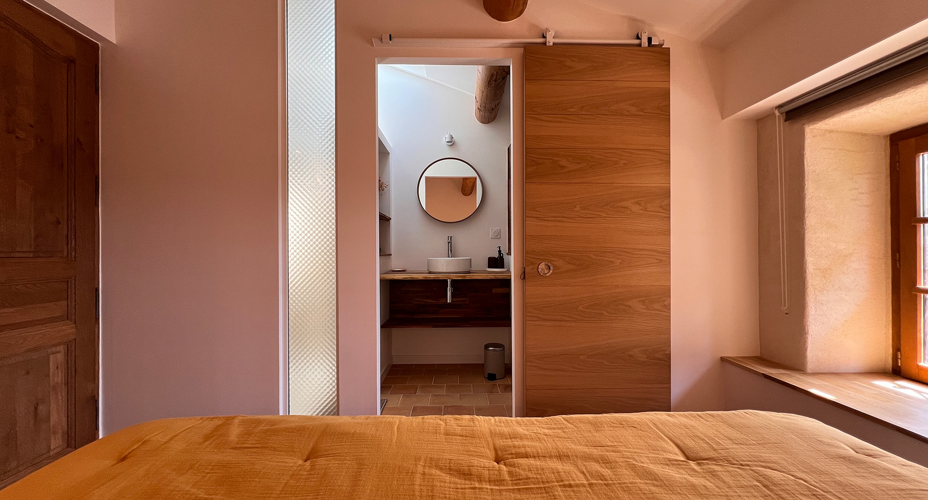 Chambre double du gîte La Grange avec salle d’eau privative attenante