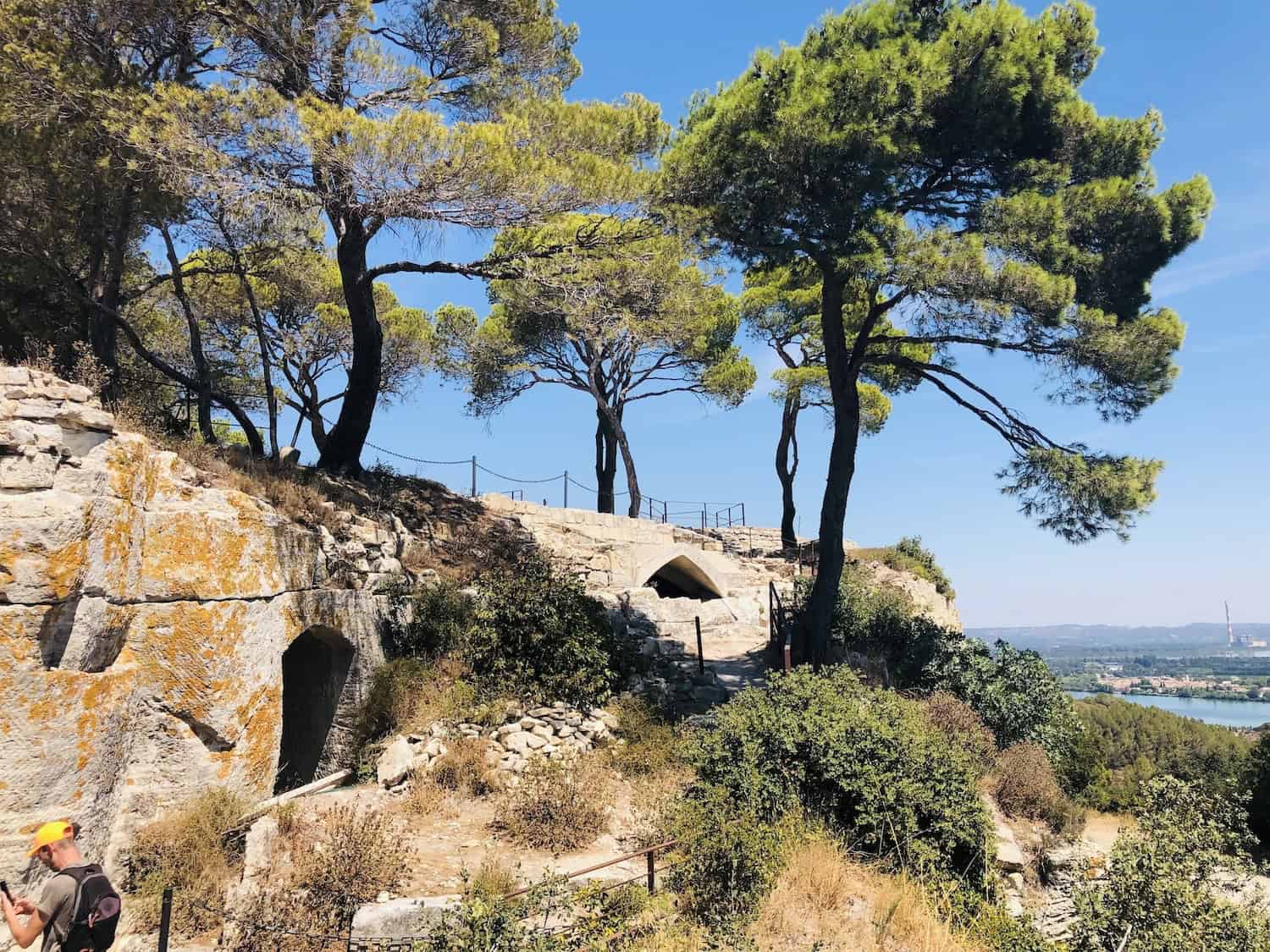 Abbaye de Saint-Roman, site monastique troglodytique creusé dans la roche