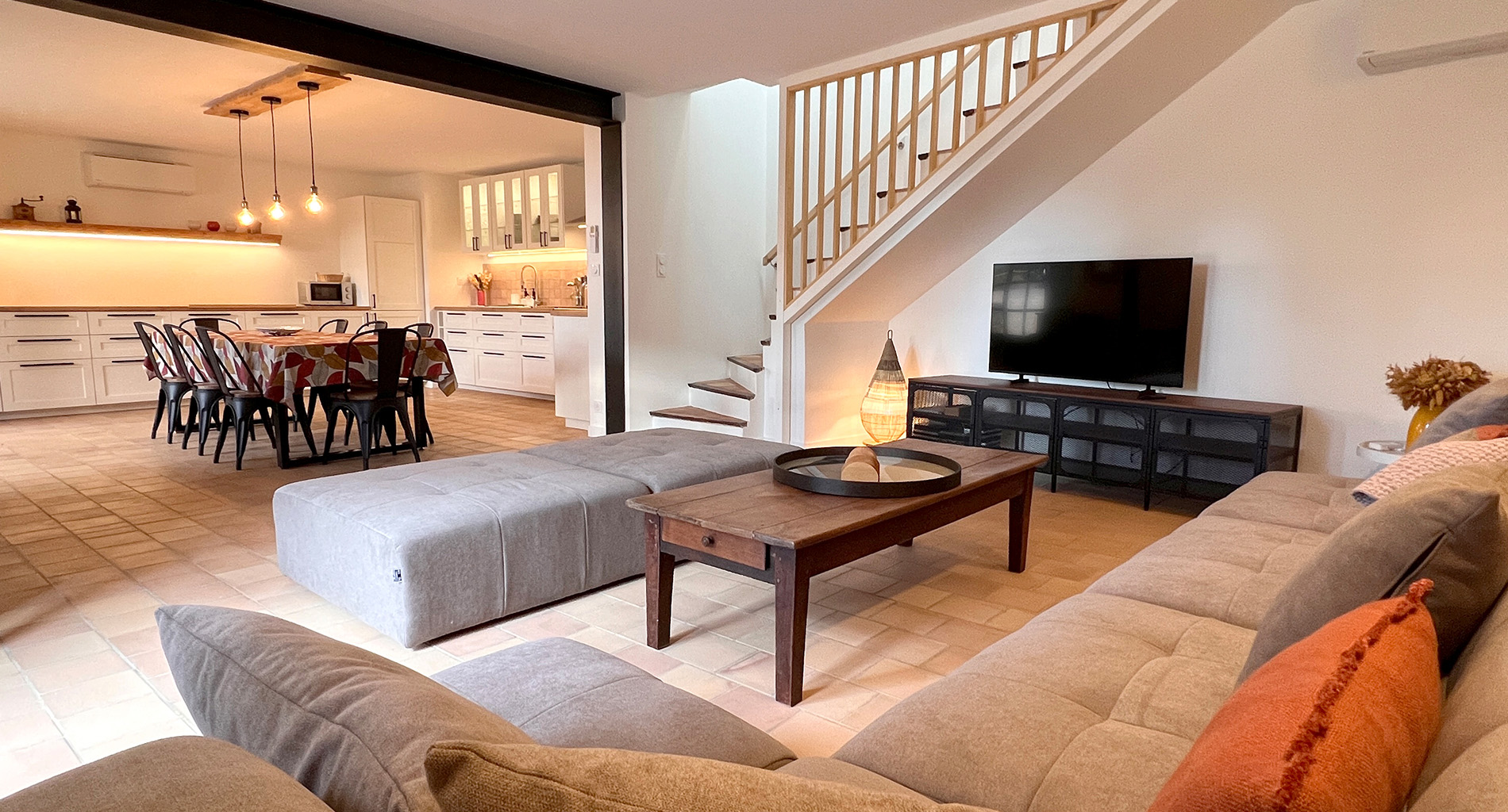 Pièce de vie du gîte La Grange avec salon et cuisine ouverte à Sabran