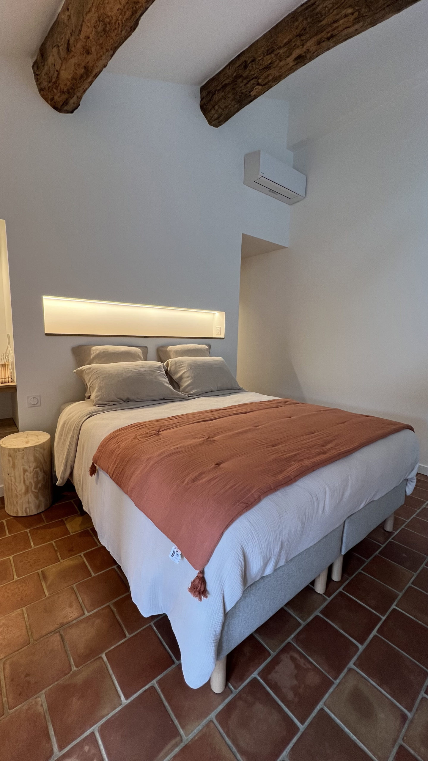 Chambre double climatisée du gîte La Grange avec poutres apparentes