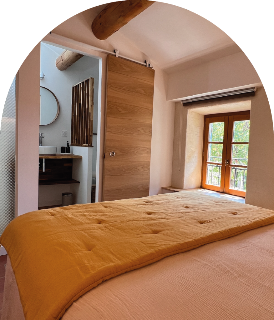 Chambre double du gîte La Grange avec accès à sa salle d’eau privative