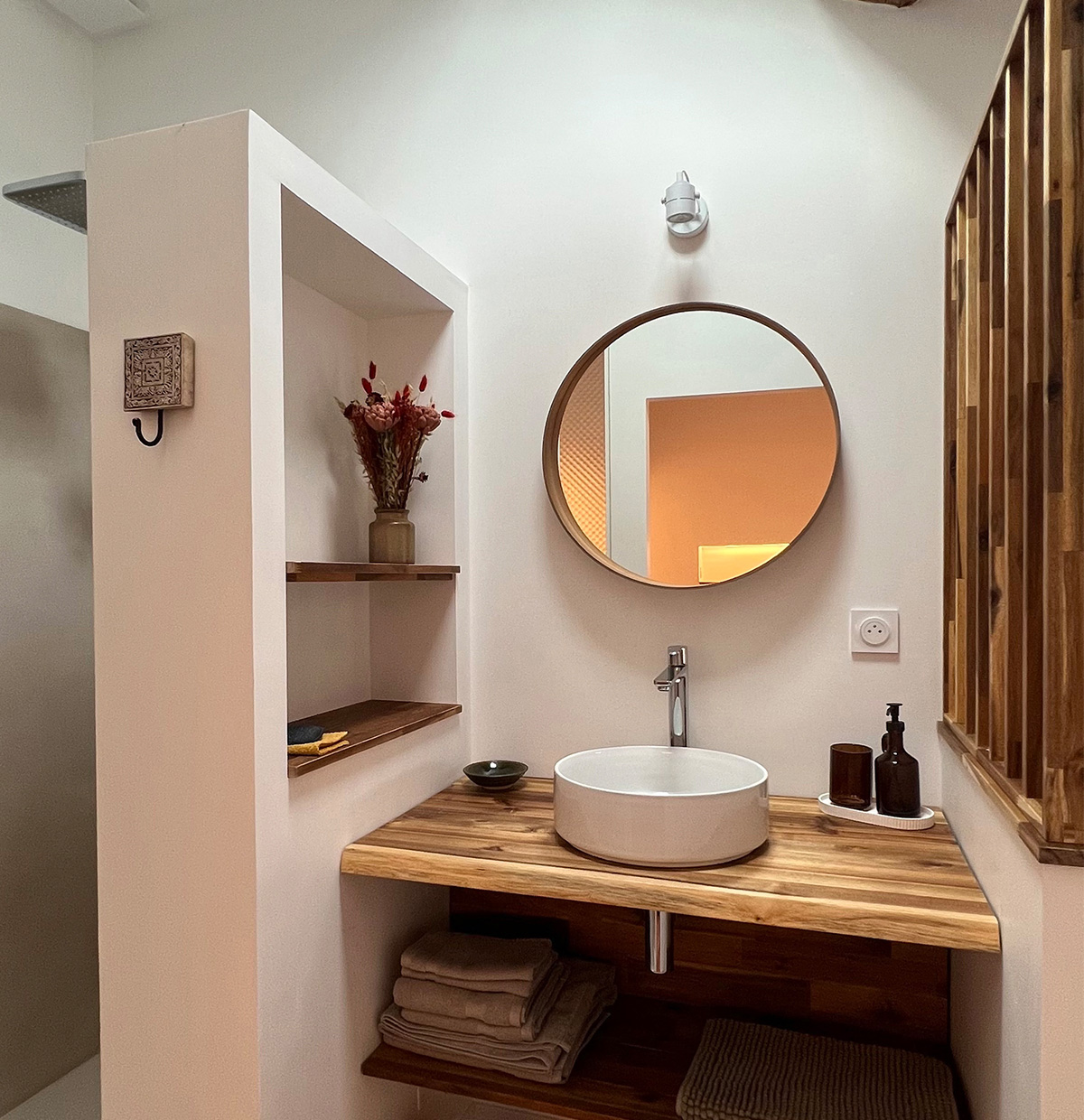 Salle d’eau privative d’une chambre du gîte La Grange avec vasque et douche