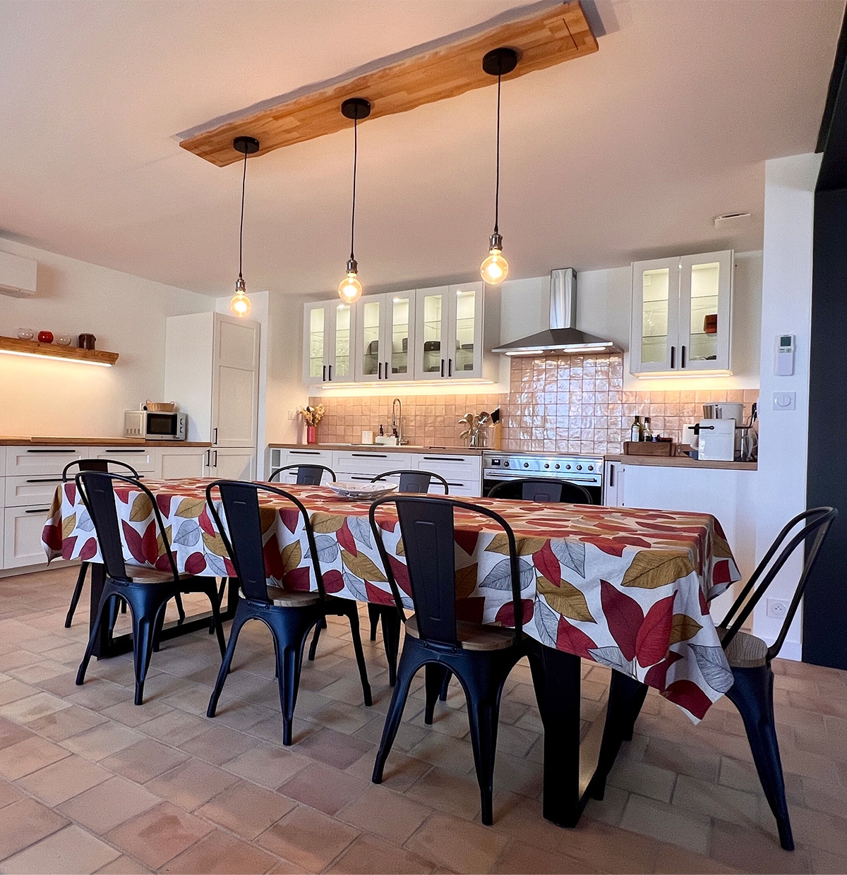Cuisine équipée et espace repas du gîte La Grange