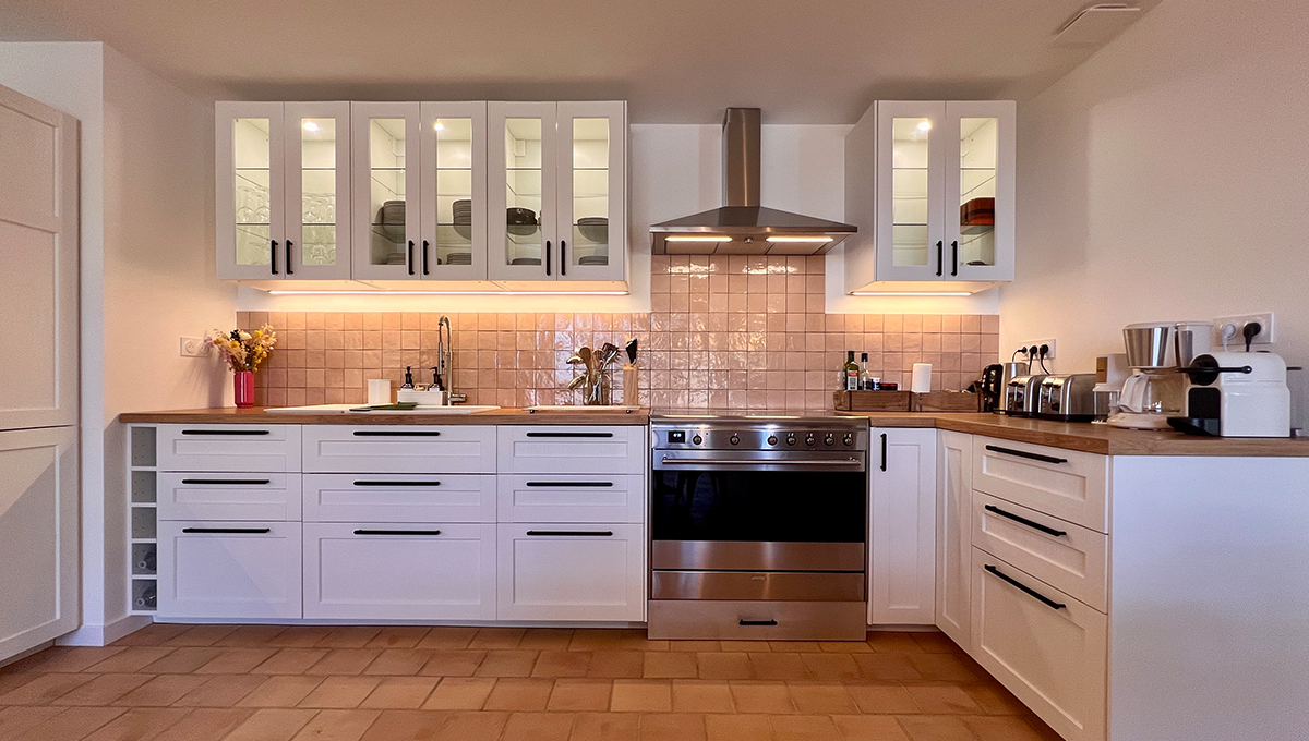 Cuisine équipée du gîte La Grange avec grand plan de travail et électroménager