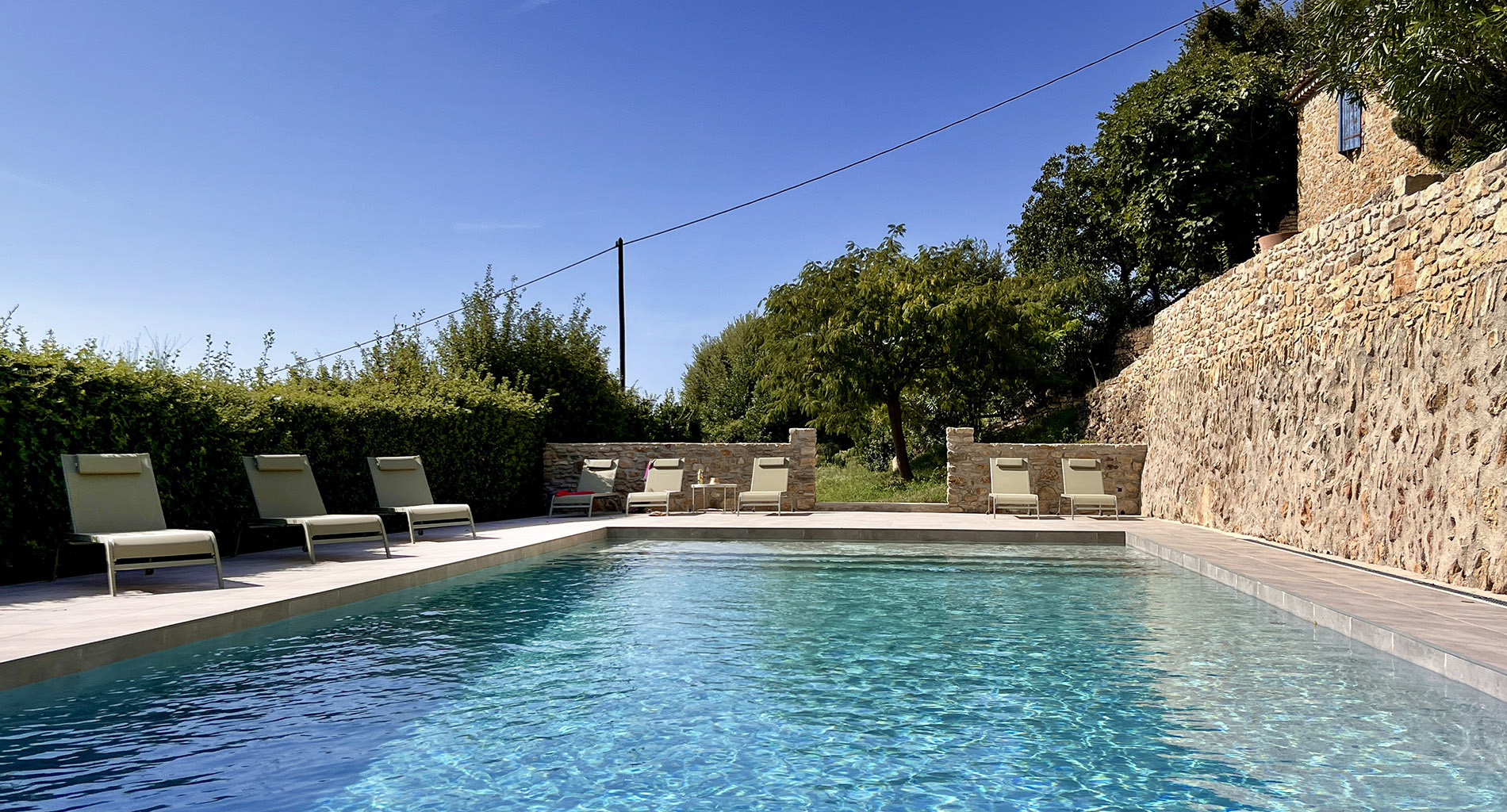 Piscine extérieure avec transats à La Petite Blanchardière, gîtes à Sabran dans le Gard