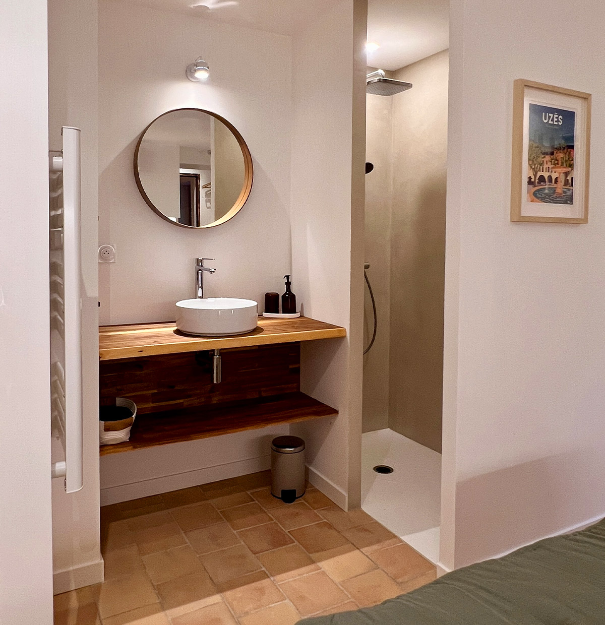 Salle d’eau du gîte La Réserve à Sabran, avec douche à l’italienne, vasque sur plan en bois et miroir rond